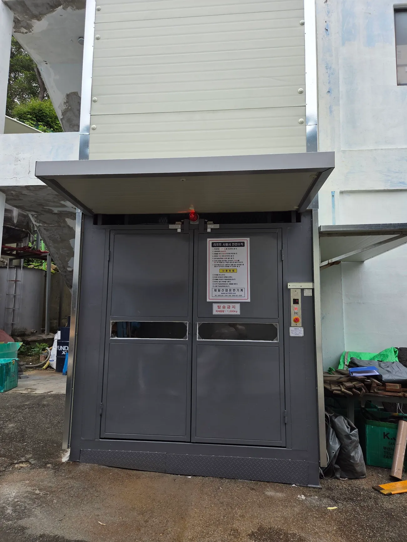 부산 구평동 플라스틱 제품 제조업체에 교체 설치한 산업용 리프트의 외부 정면